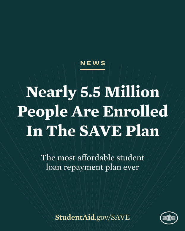 Plakat mit Text, der besagt: "Fast 5,5 Millionen Menschen sind in der Sparpläne enrolled", betont die erschwinglichkeit des student loan repayment plan.