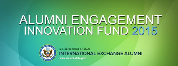 Grüner Hintergrund mit zentraler weißer Schrift, die "Alumni Engagement Innovation Fund 2015" lautet, und einem blauen Kreislogo mit weißer Umrandung und einem Stern in der Mitte.