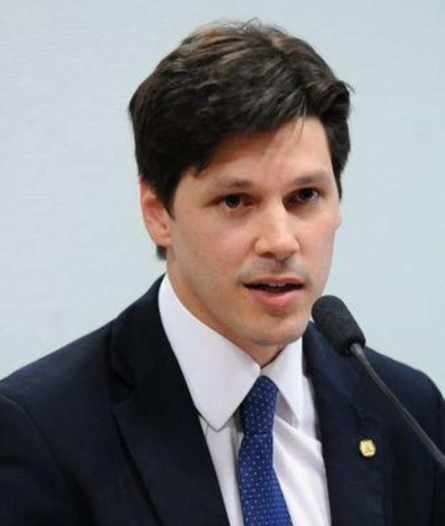 Ein Mann im Anzug und Krawatte spricht vor einer Wand in ein Mikrofon, wahrscheinlich in Reaktion auf die Nachricht eines Gesetzesentwurfs zur Abschaffung des Internets.