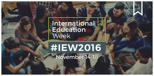 Gruppe von Menschen auf einer Couch sitzend, einige halten Bücher und Stifte, mit 'International Education Week IEW 2016' Text in der Mitte, scheinbar in ein Gespräch vertieft.