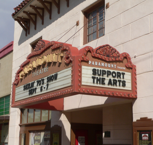 Außenansicht des Paramount Theatre in Sacramento, Kalifornien, mit Glasfenstern und -türen und einer 'Support the Arts'-Schrifttafel vor dem Himmel