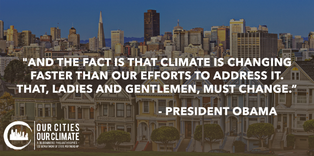 Eine Stadtansicht mit Gebäuden, Bäumen und Fahrzeugen, mit einem Zitat von Präsident Obama zum Klimawandel im Vordergrund, unter einem sichtbaren Himmel.