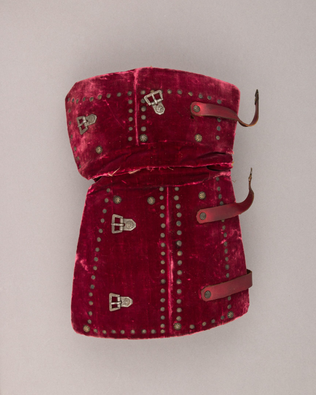 Rotes Samt-Korsett mit silbernen, mit Nieten verzierten Tr├Ągern und Schnallen, mit verstellbarer Passform und klassischem Design.