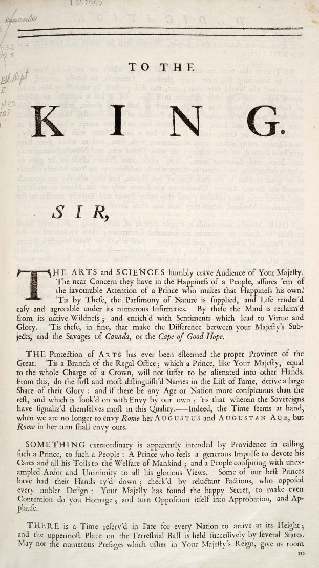 Ein aufgeschlagenes Buch mit der Aufschrift 'An den König, Sir, die Künste und Wissenschaften bitten bescheiden um Ihre Aufmerksamkeit.'