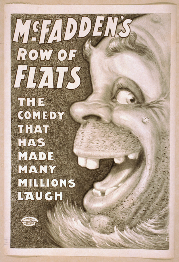 Plakat eines lachenden Menschen mit wilden Haaren, breitem Grinsen und weit aufgerissenen Augen auf einem hellgelben Hintergrund, mit der Aufschrift "McFadden's Row of Flats: The Comedy That Has Made Many Millions Laugh."