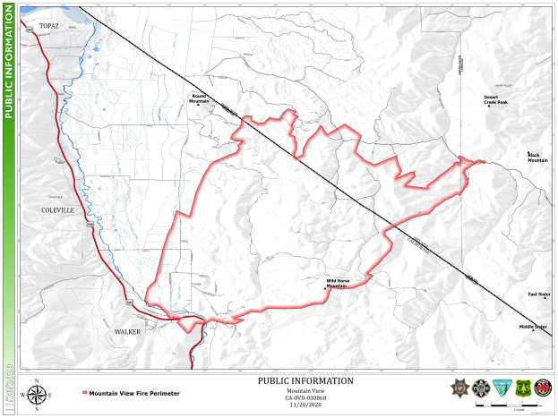 Eine detaillierte Karte einer geplanten Bergwanderroute mit Markierungen, Text und Logos auf einem Plakat.