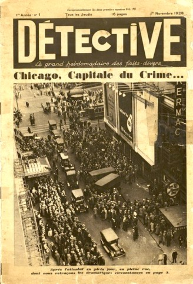 Schwarz-weißes Foto einer alten Zeitung mit der Schlagzeile "Detektiv, Chicago, Hauptstadt des Verbrechens" mit einer Menge Menschen und Fahrzeugen auf einer Straße mit Gebäuden im Hintergrund.