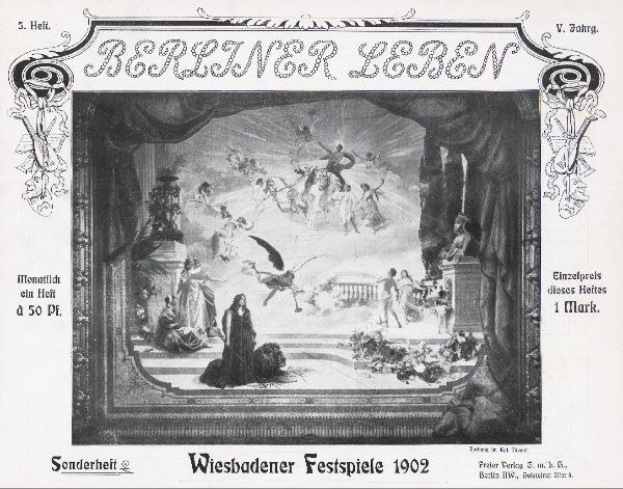 Schwarzes und weißes Foto einer Bühne von den 1902er Wiesbadener Festspielen, das Darsteller in traditioneller deutscher Tracht und ein klatschendes Publikum im Hintergrund zeigt.