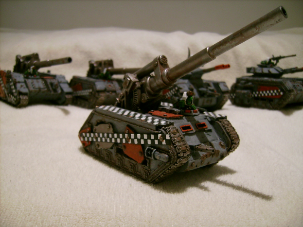 Panzer auf einem weißen Tuch mit weißem Hintergrund angezeigt.