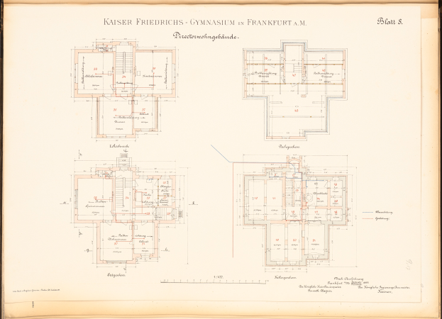 Ein altes Buch zeigt einen detaillierten Grundriss des Kaiser-Friedrichs-Gymnasiums in Frankfurt, Deutschland, mit Text, der das Layout der Räume und Flure beschreibt.