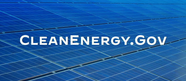 Ein blaues Solarpanel mit der weißen Schrift "Clean Energy Gov" in der Mitte, angeordnet in einem Gittermuster.