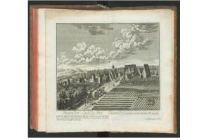 Ein aufgeschlagenes Buch mit dem Titel "Landschaft des Rheinlands" aus dem Jahr 1805, das eine Zeichnung eines Dorfes mit Häusern, Bäumen, Hügeln und Wolken am Himmel zeigt.