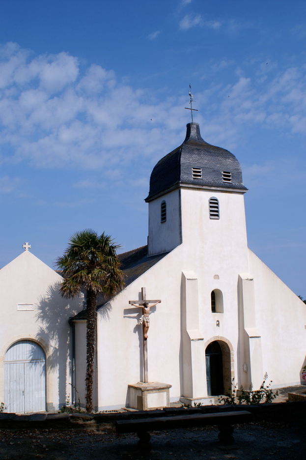 Eine Kirche dominiert die Bildmitte
