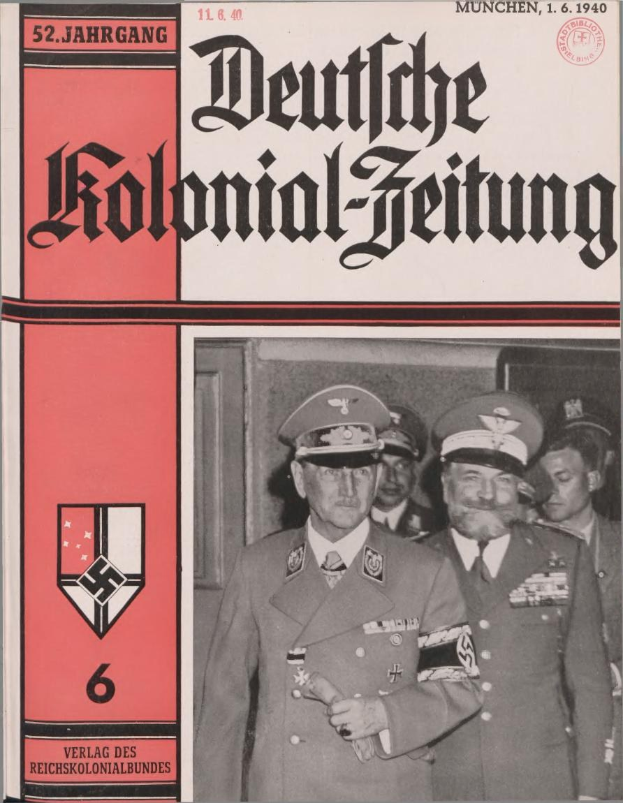 Titelbild einer 1940er-Ausgabe der 'Deutschen Kolonial-Zeitung' mit Adolf Hitler auf dem Cover, umgeben von Menschen mit Mützen.