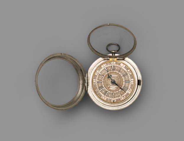 Eine silberne Taschenuhr mit rundem Zifferblatt, Deckel und römischen Ziffern auf einem grauen Hintergrund.