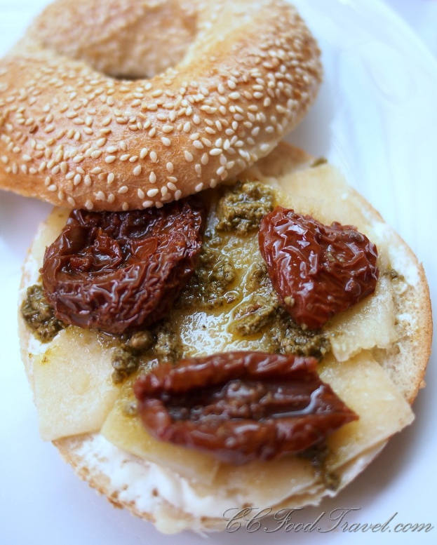 Ein Nahaufnahme eines Burgers mit sichtbaren Schichten aus Brötchen, Patty und Toppings.