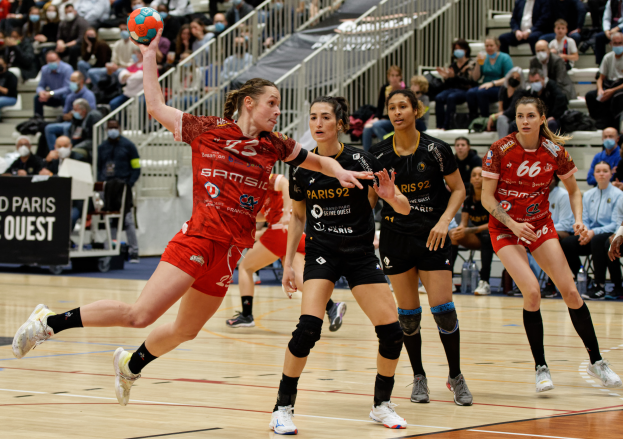 Eine Gruppe von Frauen, die auf einem Handballfeld spielen, mit Zuschauern im Hintergrund und einer Tafel mit der Aufschrift "Frankreich gegen Frankreich - Handball-Weltmeisterschaft 2019".