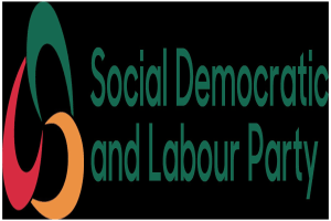 Weißer Hintergrund mit zentralem fetten schwarzen Text, der "sozialdemokratische und arbeiterpartei" enthält und von einem dünnen schwarzen Rand umgeben ist, in einer modernen professionellen Schriftart.