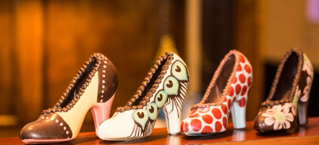 Schuhe im Vordergrund mit unscharfem Hintergrund.