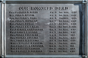 Eine Metallgedenktafel an der Seite eines Gebäudes mit der Aufschrift "Unseren Ehrenhaften"