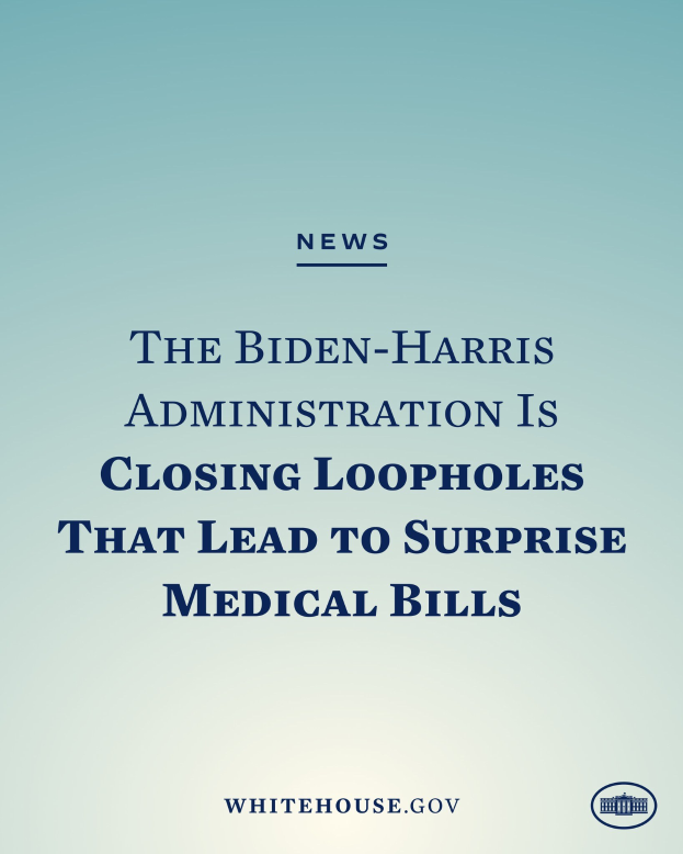 Plakat mit der Überschrift "Die Biden-Harris-Regierung schließt Lücken, die zu überraschenden Arztkosten führen" mit einer Grafik einer medizinischen Rechnung mit einem roten Kreuz.