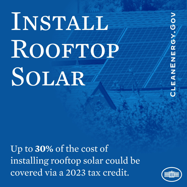 Plakat für einen 2023er Steuerkredit über bis zu 30% der Kosten für die Installation von Dachsolaranlagen, mit B├Ąumen und einem Geb├Ąude mit Solarpanelen im Hintergrund.
