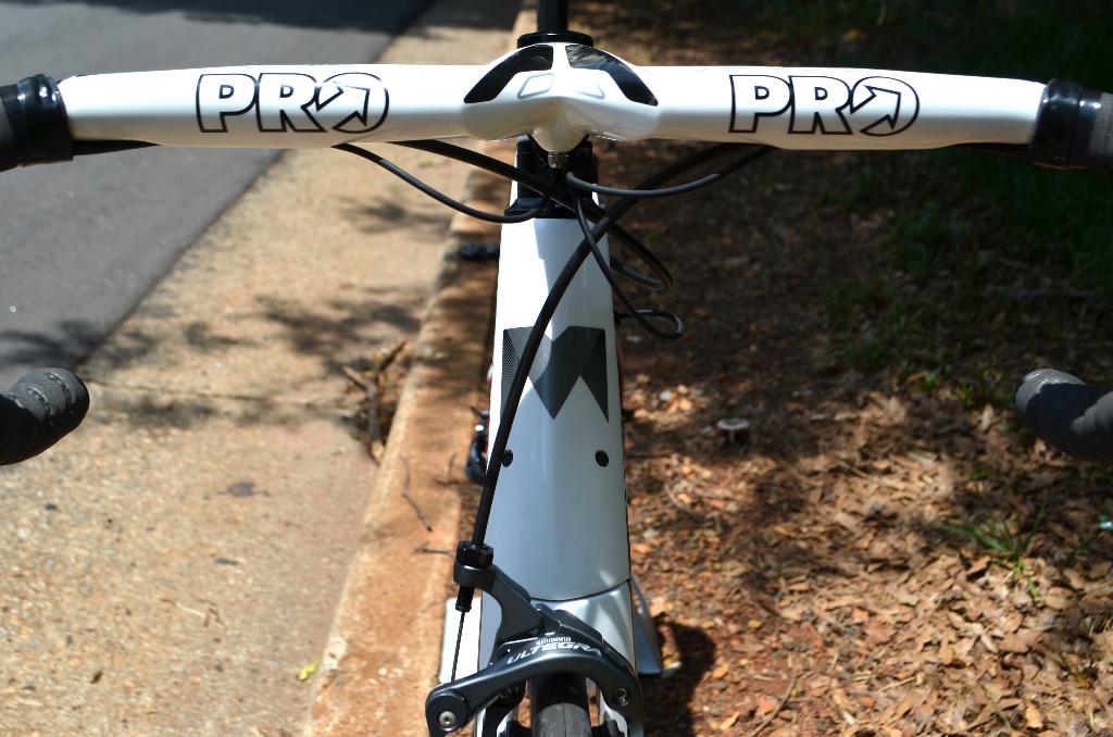 Ein Fahrrad ist mittig mit einer Straße auf der linken Seite zu sehen.