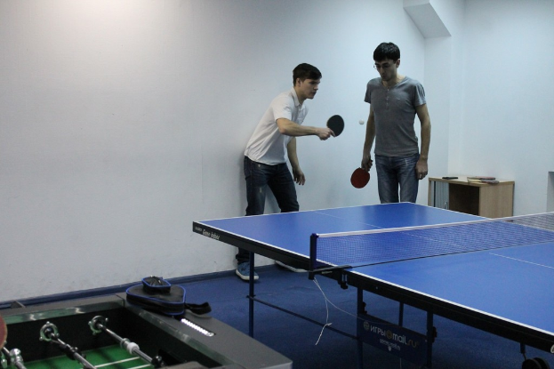Zwei Menschen spielen Tischtennis.