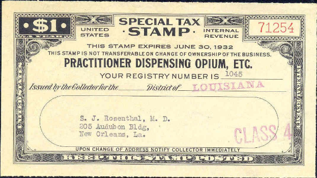 Schwarzer Hintergrund mit einer Steuermarke beschriftet "Practitioner Dispensing Opium, Inc."