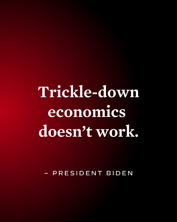 Ein Plakat mit fetter, schwarzer Schrift auf einem weißen Hintergrund, das "Trickle-Down Economics Doesn't Work" lautet, eingerahmt von einem schmalen schwarzen Rand, begleitet von einem Zitat von Präsident Biden.