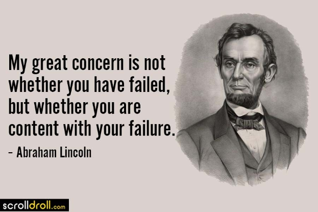 Porträt von Abraham Lincoln mit ernster Miene, in Anzug und Krawatte, begleitet von dem Zitat "Mein großer Kummer ist nicht, ob du gescheitert bist, sondern ob du mit deinem Scheitern zufrieden bist" in fetter Schrift.