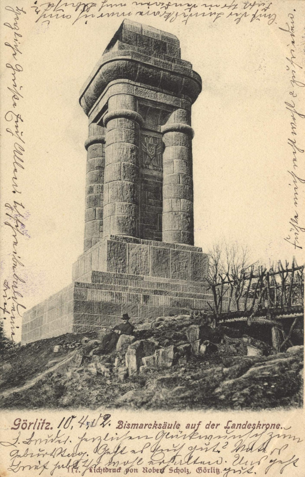 Alte Postkarte mit einer Zeichnung des Bismarck-Denkmals auf der Landeskrone, umgeben von Bäumen und Felsen, mit Text unten: "Bismarcksäule auf der Landeskrone".