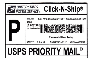 Ein USPS Priority Mail Aufkleber mit einem Barcode, dem Text "Click-N-Ship" und Anweisungen zur Verwendung des Dienstes.