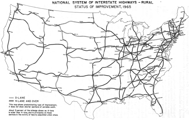 Eine Schwarz-Weiß-Karte der Vereinigten Staaten mit dem Nationalen System von Interstate Highways, die verschiedene Linien und Texte enthält, die die Highways und ihre Verbindungen darlegen.
