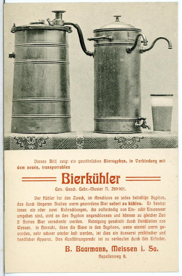 Alte Werbetafel mit zwei Metall-Bierkrügen und einem Glas Bier