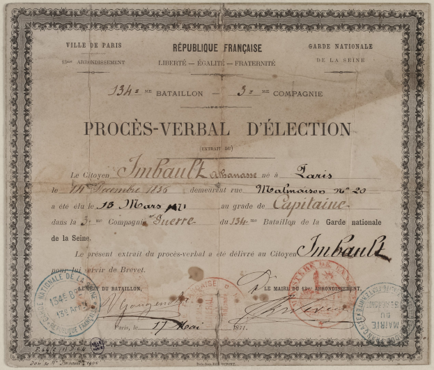 Altes Dokument mit handgeschriebenem Text und zwei roten Stempeln, das einem Stimmzettel ähnelt.