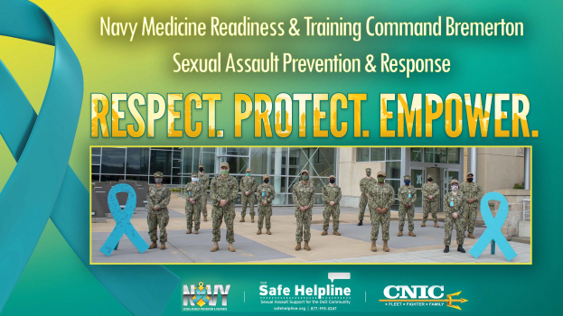 Plakat mit dem Titel "Navy Medicine Readiness & Training Command Bremerton: Sexual Assault Prevention & Response - Respect, Protect, Empower" zeigt eine Gruppe von Menschen in Uniformen und Mützen vor einem Gebäude mit Fenstern und Türen.