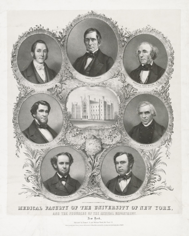 Schwarzes und weißes Foto von formell gekleideten Männern, die vor einem Gebäude posen, mit Text unten, der lautet: "Medizinische Fakultät der Universität New York und die Gründer der medizinischen Abteilung."