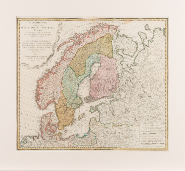 Ein gerahmter Schwedenkarte, auf dem Schweden, Dänemark und Norwegen hervorgehoben sind.