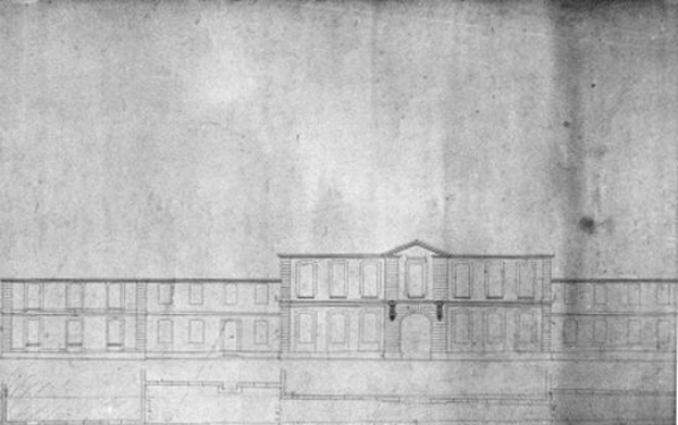 Eine detaillierte Schwarz-Weiß-Zeichnung eines Gebäudes mit zahlreichen Fenstern, die den Lageplan für eine neue Schule zeigt, einschließlich des Eingangs und anderer Merkmale.