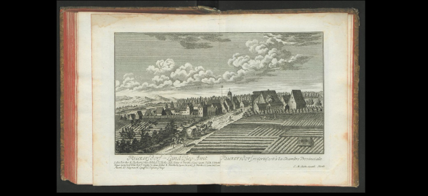 Offenes Buch mit dem Titel "Landschaft des Rhein-Westerwalds" (1805) zeigt eine Dorfillustration mit Häusern, Bäumen, Hügeln und Wolken.