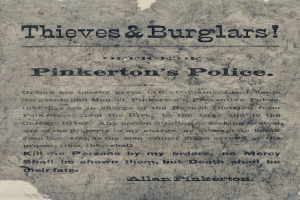 Plakat mit fetter schwarzer Schrift "Diebe & Einbrecher Pinkertons Polizei" mittig auf einem weißen Hintergrund gerahmt von einem dünnen schwarzen Rand.