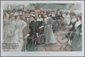 Menschen fahren Fahrräder im Hyde Park, London, mit Bäumen und einem Gebäude im Hintergrund, tragen Hüte und Text unten.