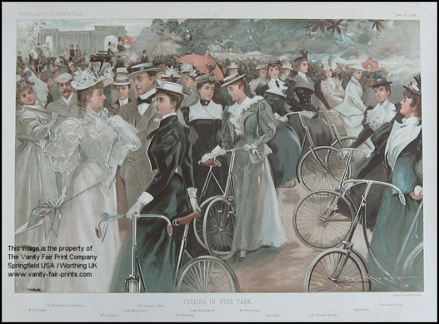 Menschen fahren Fahrräder im Hyde Park, London, mit Bäumen und einem Gebäude im Hintergrund, tragen Hüte und Text unten.