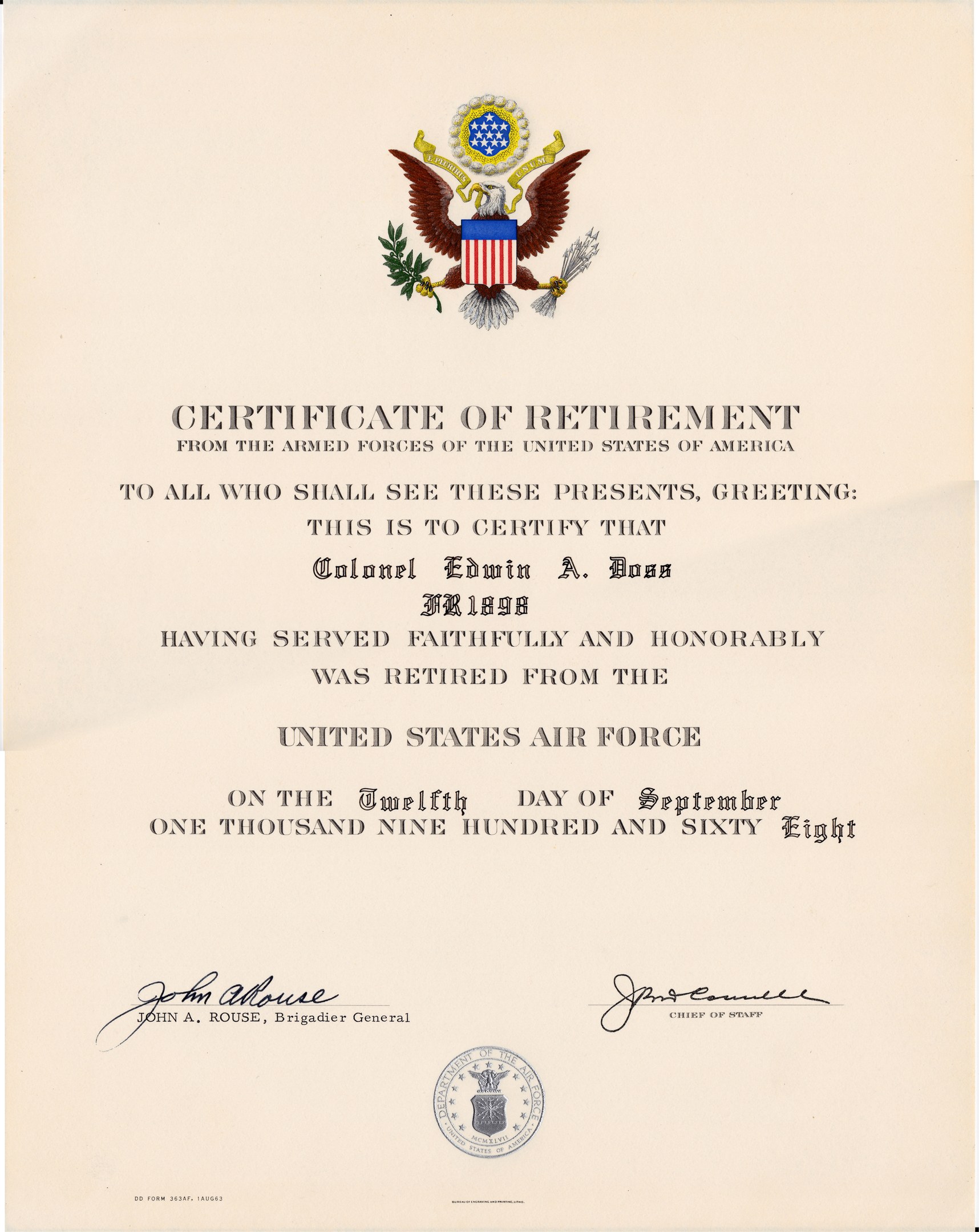 Entlassungsurkunde der United States Air Force mit blauem Hintergrund, goldenem Siegel mit einem Adler und einem Stern sowie schwarzer fetter Schrift.