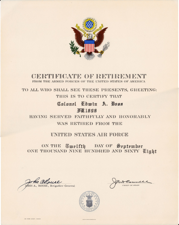 Entlassungsurkunde der United States Air Force mit blauem Hintergrund, goldenem Siegel mit einem Adler und einem Stern sowie schwarzer fetter Schrift.