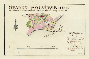 Ein detaillierter Stadtplan von Staden Solvitsborg, Schweden, auf Papier mit Straßen, Gebäuden und Sehenswürdigkeiten markiert und Text darauf geschrieben.
