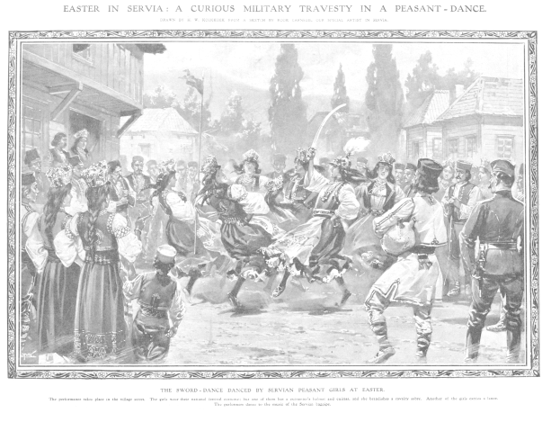 Schwarzes und weißes Bild einer Gruppe von Menschen, die vor einer Menge tanzen, mit Häusern und Bäumen im Hintergrund und einem Text unten, der "Ostern in Servia: Eine kuriose militärische Travestie in einem Bauerntanz" lautet.