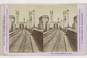 Altes schwarz-weißes stereoskopisches Foto einer Bahntrasse mit der Eisenbahnbrücke in Köln, Deutschland, das Schienenstränge, Wände, Pfosten, Statuen, Himmel und Text zeigt.