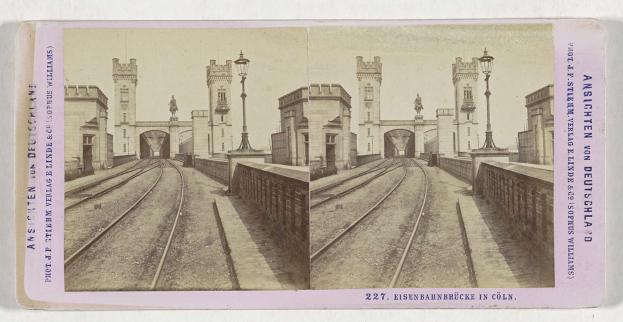 Altes schwarz-weißes stereoskopisches Foto einer Bahntrasse mit der Eisenbahnbrücke in Köln, Deutschland, das Schienenstränge, Wände, Pfosten, Statuen, Himmel und Text zeigt.